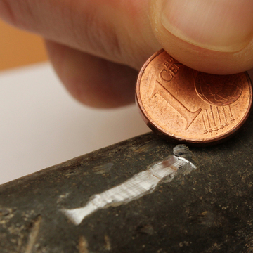 Bleirohre sind weich und lassen sich z. B. mit einer Münze einritzen. An der eingeritzten Stelle glänzt dann das blanke Blei.