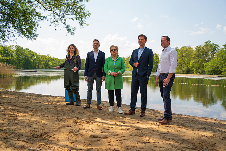 (v.l.) Hygieneinspektorin Britta Hoffmann, NLGA-Präsident Dr. Fabian Feil, Marlene Graf, Leiterin des Gesundheitsamtes der Region Hannover, Regionspräsident Steffen Krach und Isernhagens Bürgermeister Tim Mithöfer