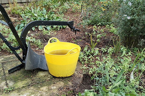 Gefäß mit Wasser im Garten