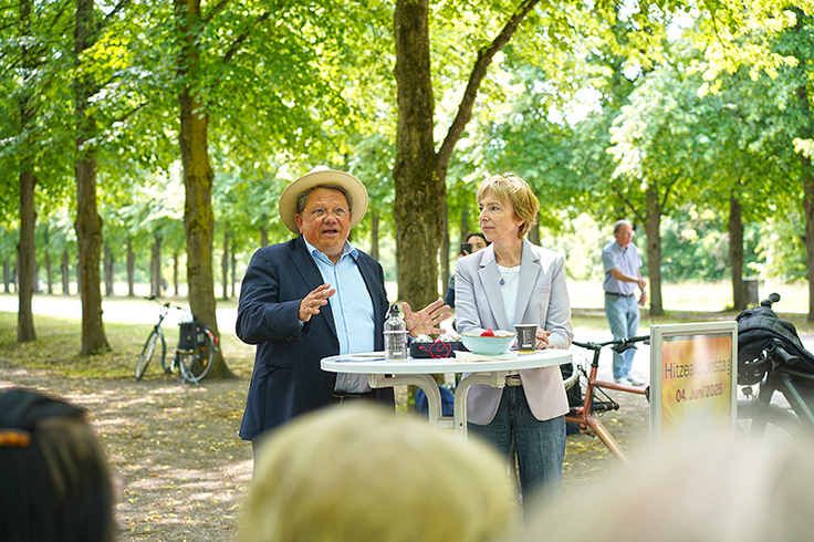 Der niedersächsische Gesundheitsminister Dr. Andreas Philippi und Prof. Dr. Ulrike Junius-Walker (Fachärztin für Allgemeinmedizin im NLGA) informieren über das Thema Gesundheitsschutz bei hohen Temperaturen.