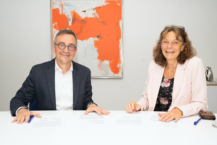 NLGA-Präsident Dr. Fabian Feil und MHH-Präsidentin Prof. Dr. Denise Hilfiker-Kleiner bei der Unterzeichnung einer Absichtserklärung für eine engere wissenschaftliche Kooperation zwischen beiden Instiutionen.
