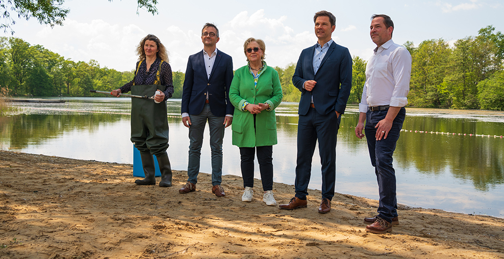 (v.l.) Hygieneinspektorin Britta Hoffmann, NLGA-Präsident Dr. Fabian Feil, Marlene Graf, Leiterin des Gesundheitsamtes der Region Hannover, Regionspräsident Steffen Krach und Isernhagens Bürgermeister Tim Mithöfer