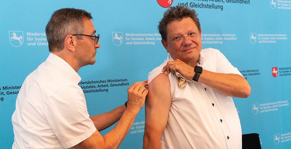 Der niedersächsisches Gesundheitsminister Dr. Andreas Philippi wird von Dr. Fabian Feil, Präsident des NLGA, gegen Influenza geimpft.