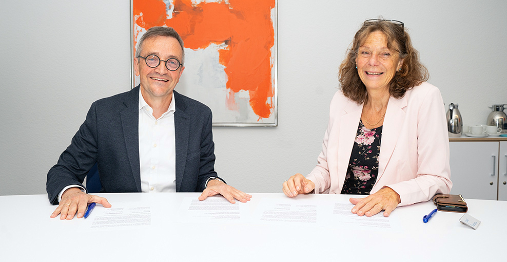 NLGA-Präsident Dr. Fabian Feil und MHH-Präsidentin Prof. Dr. Denise Hilfiker-Kleiner unterzeichnen die Absichtserklärung für eine engere wissenschaftliche Kooperation zwischen beiden Institutionen.