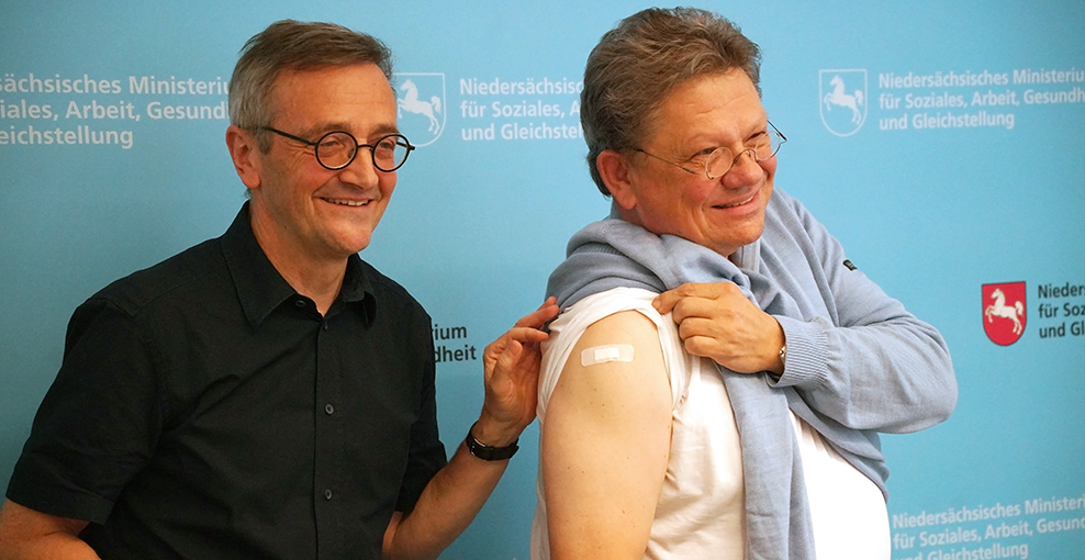 NLGA-Präsident Dr. Fabian Feil hat den niedersächsischen Gesundheitsminister Dr. Andreas Philippi gegen Influenza geimpft.
